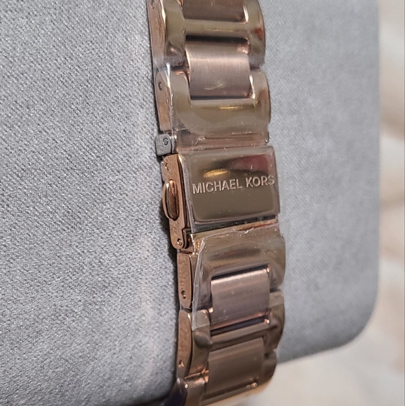 Michael Kors Women's Rose Gold Watch - Picture 4 of 5